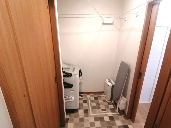 洗面所から家事室を見る