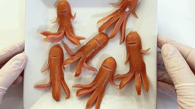 耐熱皿にたくさんの目がないソーセー人