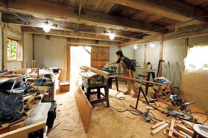 木工用の工作機器が運び込まれた納屋