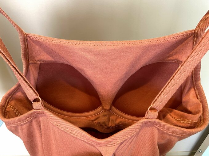 キャミソール部分を上から覗いた画像。