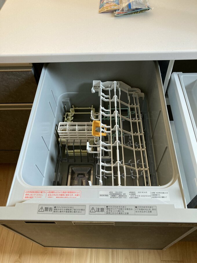 浅型の食洗機を開けた様子