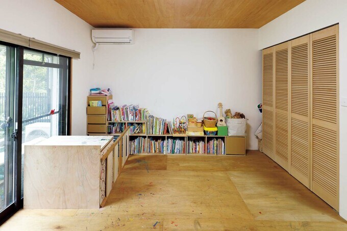 床にラワン合板を採用したプレイルーム