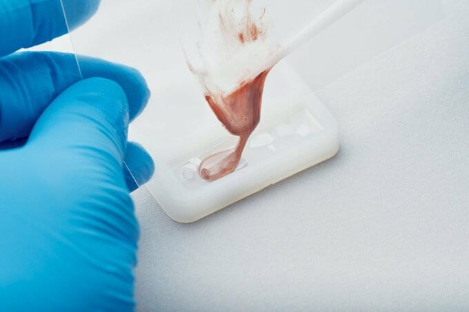 混ぜ合わせたジェルネイルを流し込む