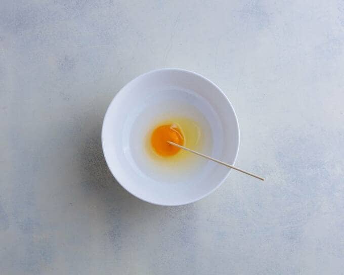皿の卵につまようじ