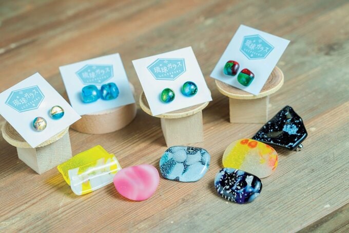 琉球ガラスのピアス、ブローチ