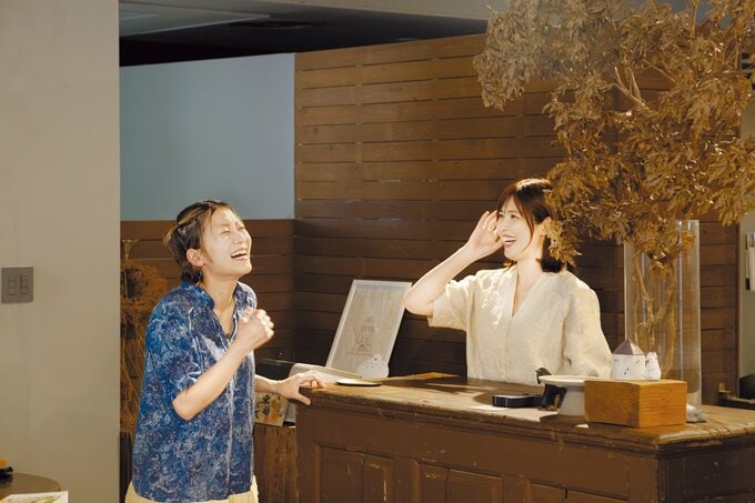 笑顔で会話する二人の女性