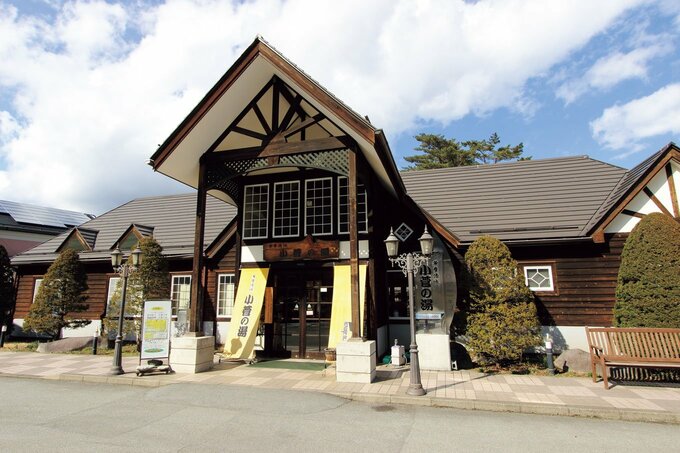 道の駅にはフォレストアドベンチャー以外にレストラン、温泉、物産館の建物が隣接している