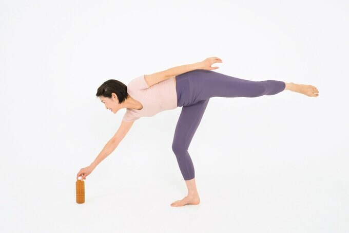 骨盤が横に開いた状態で筋トレをする女性