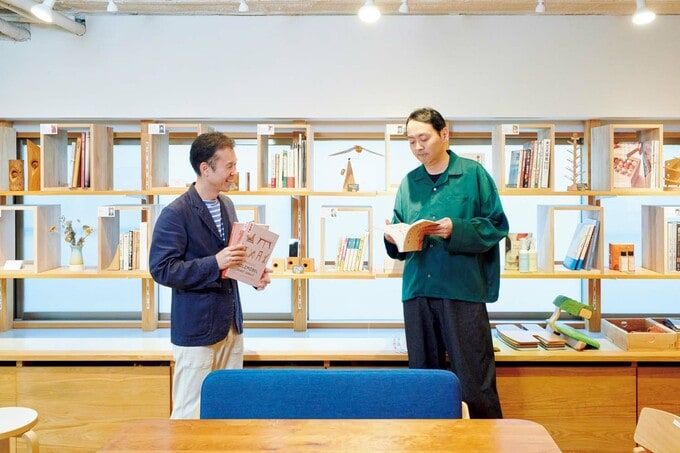 既製品の木箱を利用した書籍の販売コーナー