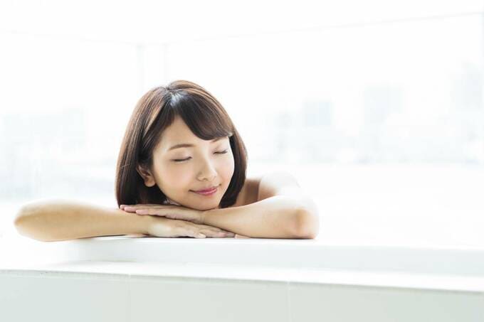 笑顔で入浴している女性