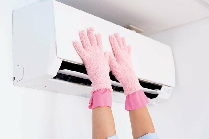 エアコンを手袋で触る