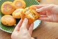 ハロウィーンにぴったり「カボチャのチーズもち」レシピ。外カリッ、中とろ～りの楽しい食感
