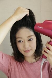 根元にドライヤーの風を