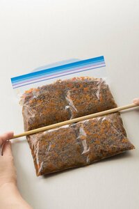 菜箸などで溝をつけておく