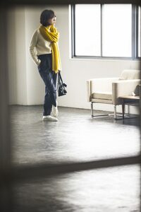 マスタード色のマフラー