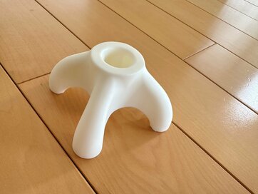 「セリアの傘キャップ」のおかげで雨の日も両手があく。110円で外出時の濡れた傘の置き場問題が即解決