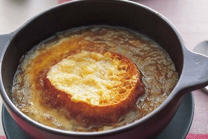 体がポカポカになる「オニオングラタンスープ」。タマネギの甘味を存分に楽しめる／大庭英子さんの冬おかず