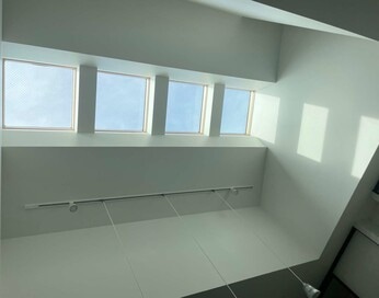 囲まれた敷地で家づくりするなら「吹き抜け＋天窓のリビング」で広見せ効果を