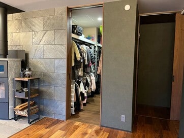 家事ラク＆すっきりLDK：玄関からクローゼットやパントリーに直行できる間取り