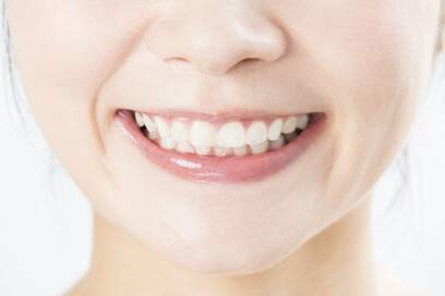 舌の苔、歯ブラシで落とすのは危険？医師が教える正解