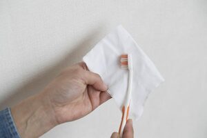 薄手の布で歯ブラシを包む
