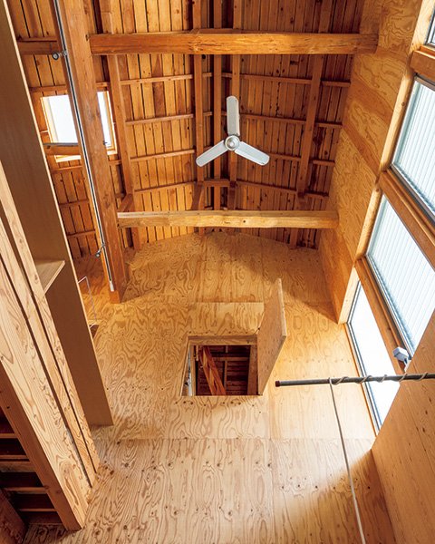 吹き抜けにはトップライトも設置