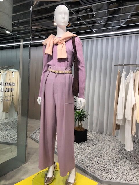 ラベンダーカラーコーデのマネキン