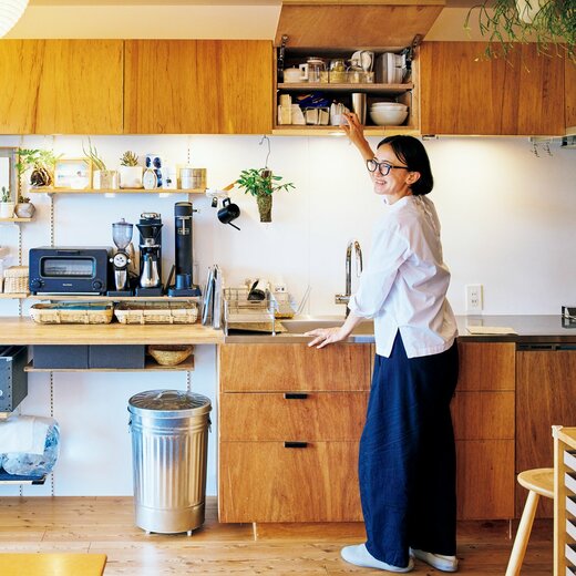 キッチンに立つ女性