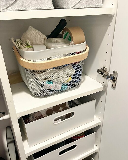 玄関のざっくり収納。カゴなら中身がひと目でわかります。白いケースは上の隙間からなにが入っているかわかるように配置します