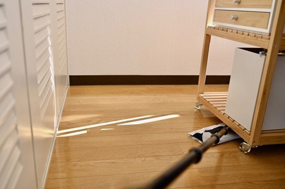 フロアワイパーを使った掃除