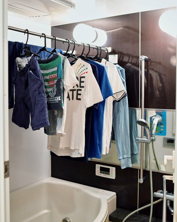 お風呂の中の洗濯もの