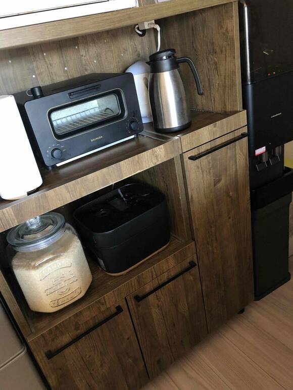 ブラックカラーの家電が置いてある