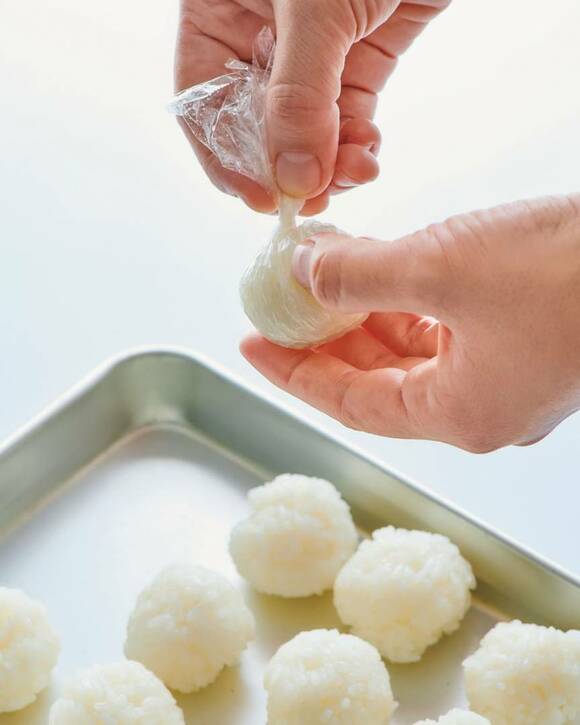 白米をラップで包む