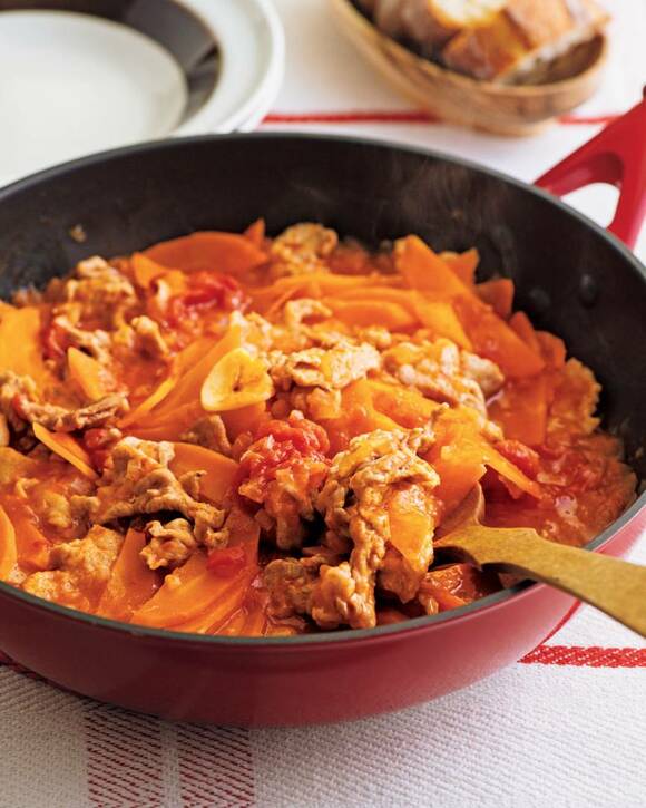 フライパンに豚小間ニンジン炒め