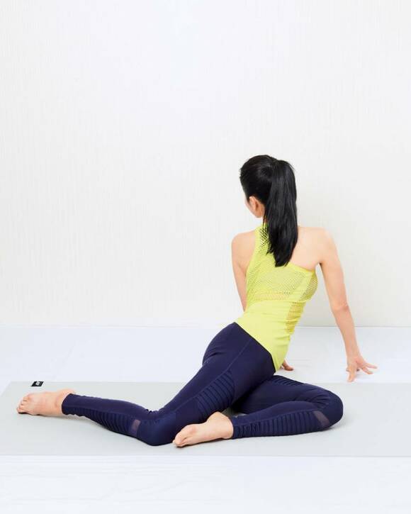 上半身をひねる