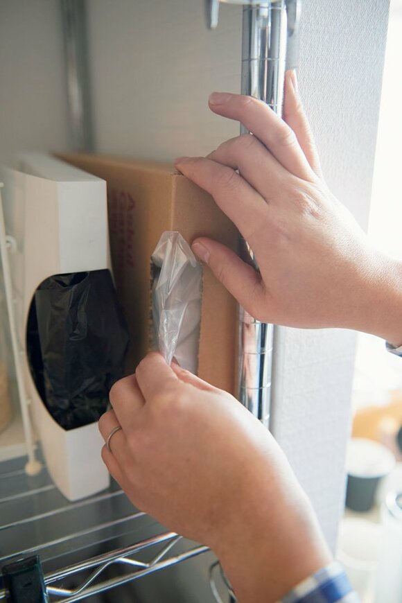 ゴミ袋をセットして取り出す様子