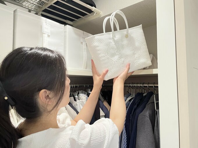 かばんを片づけるむらさきすいこさん