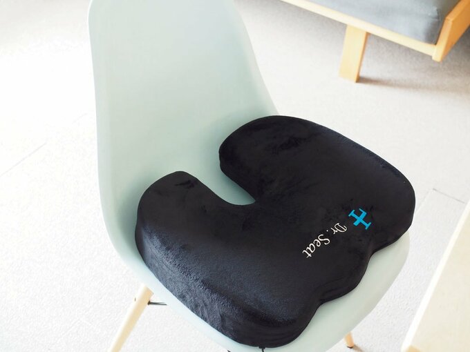 イスの上に低反発クッション