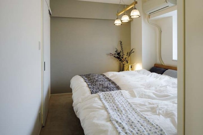 寝室の正面の壁はグレーのクロスを使用