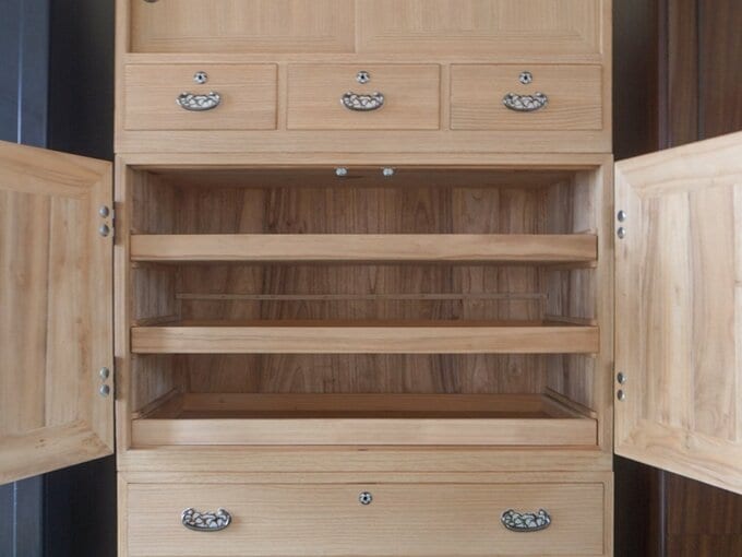 キレイな和ダンス観音開き中