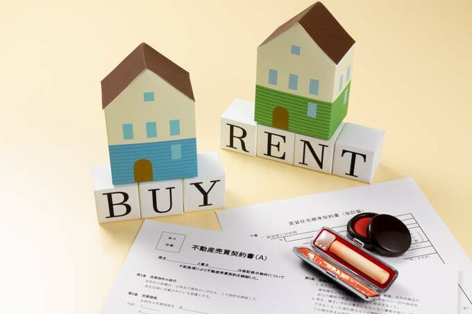 家の模型と書類と印鑑