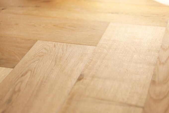 幅広のオークフローリングを寄せ木風のヘリンボーン貼りに