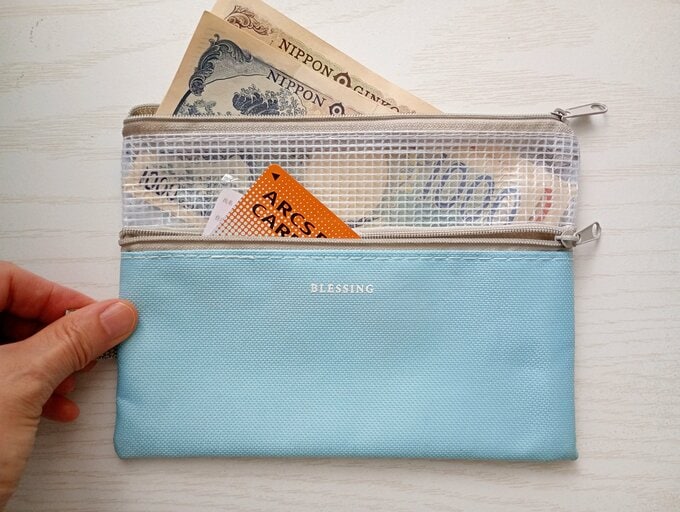 キャンドゥで買ったビニール製ケース。Wファスナーなのでカード類も収納できます