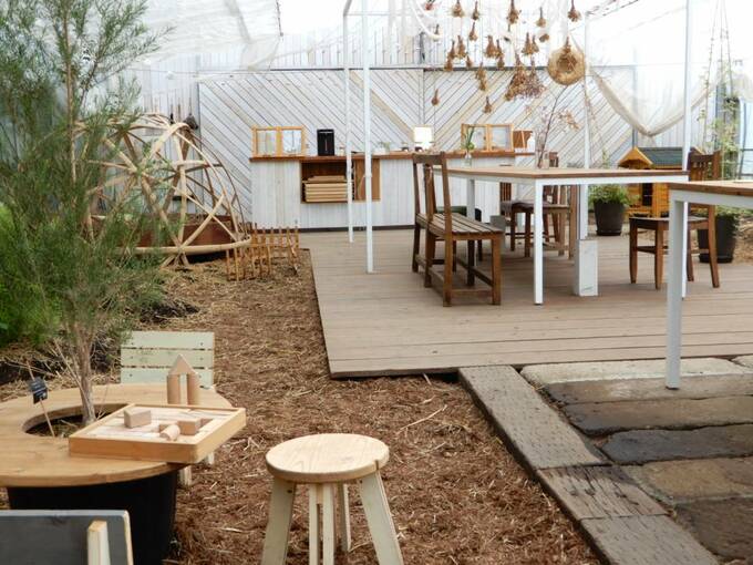 イスやテーブルがあるスペース