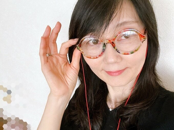 虹色のメガネを装着