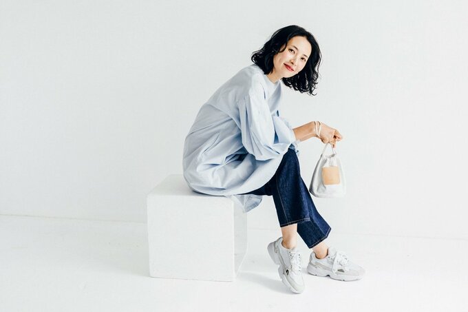 椅子に腰かけた女性