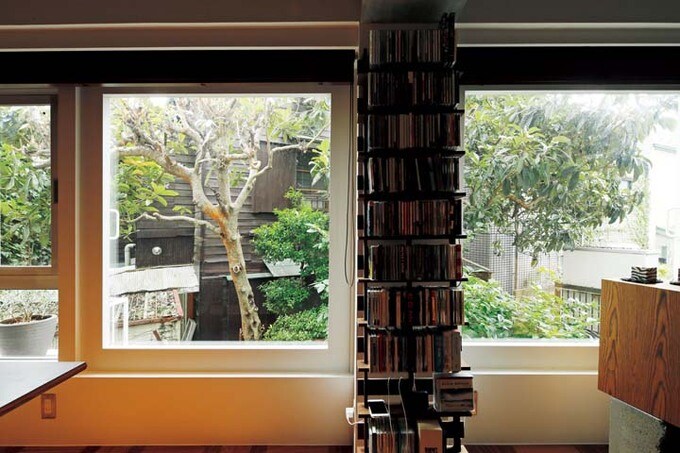 ワイドな窓から緑が望めるLDK