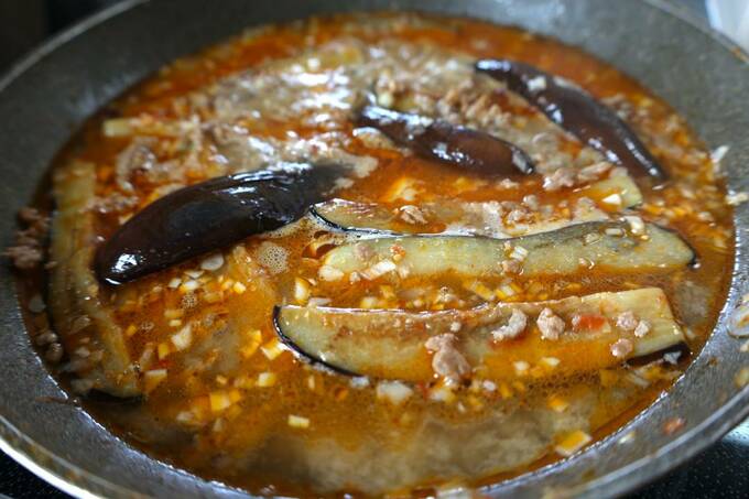 フライパンに麻婆ナス