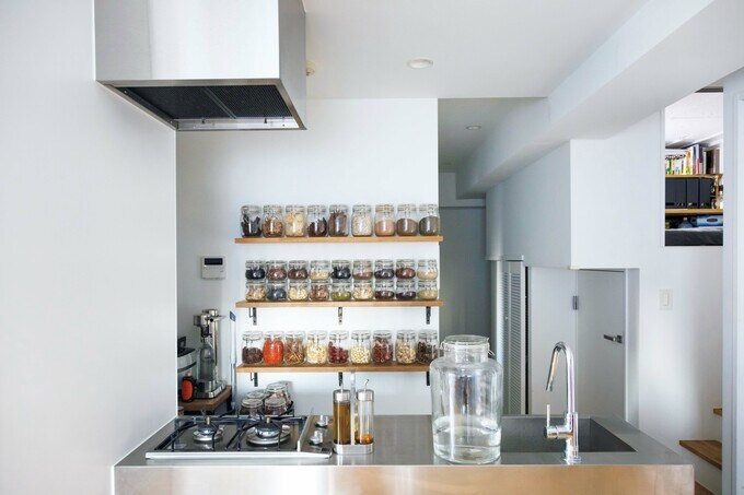 コンパクトなオールステンレスの キッチン