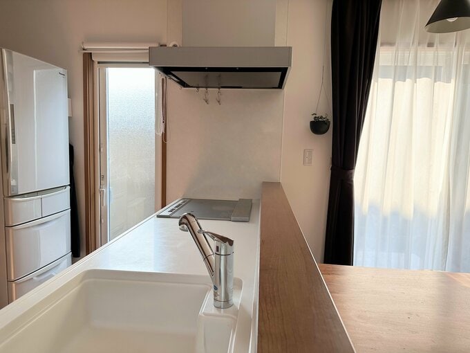 コンロ前に壁のないオープンなキッチン